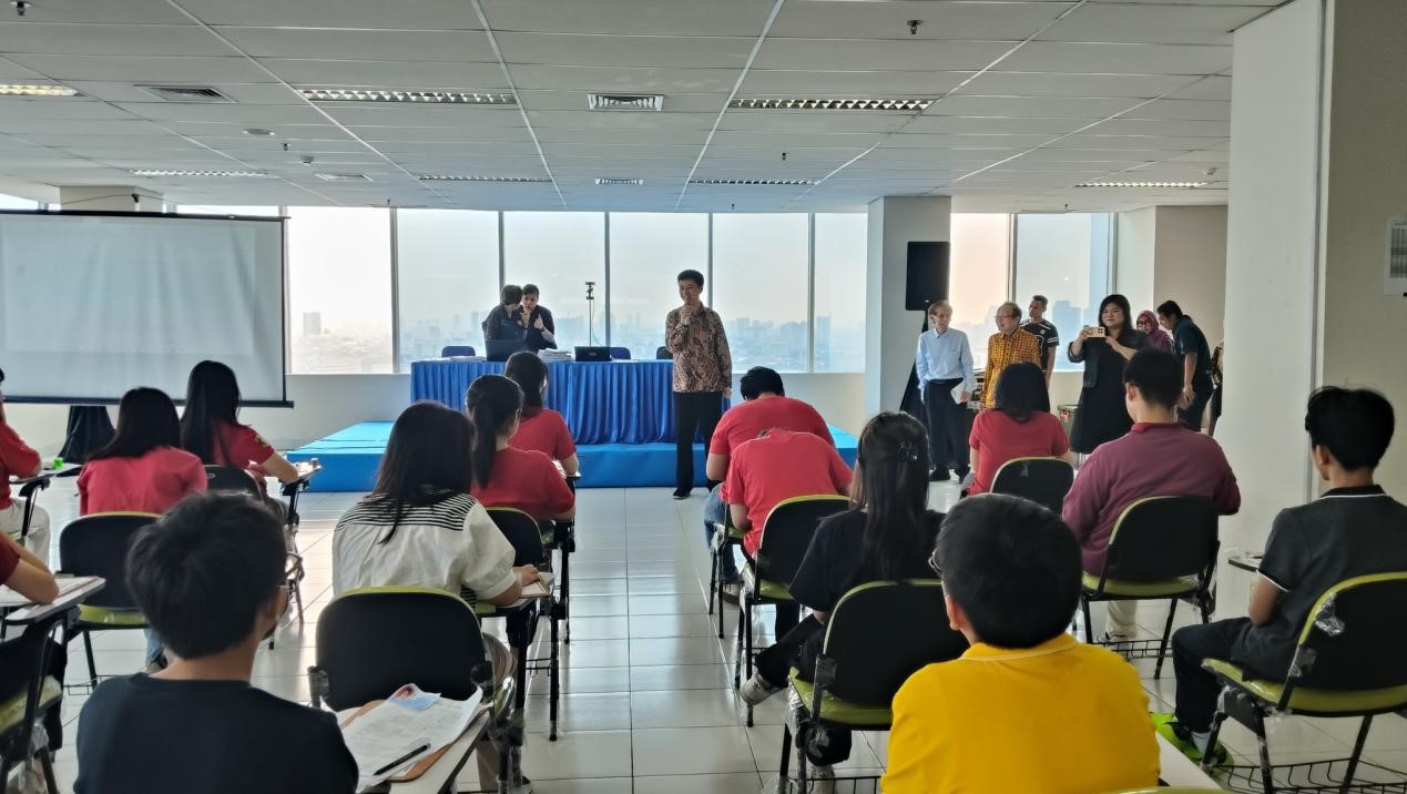 陈武参赞考前致辞。活动主办方供图