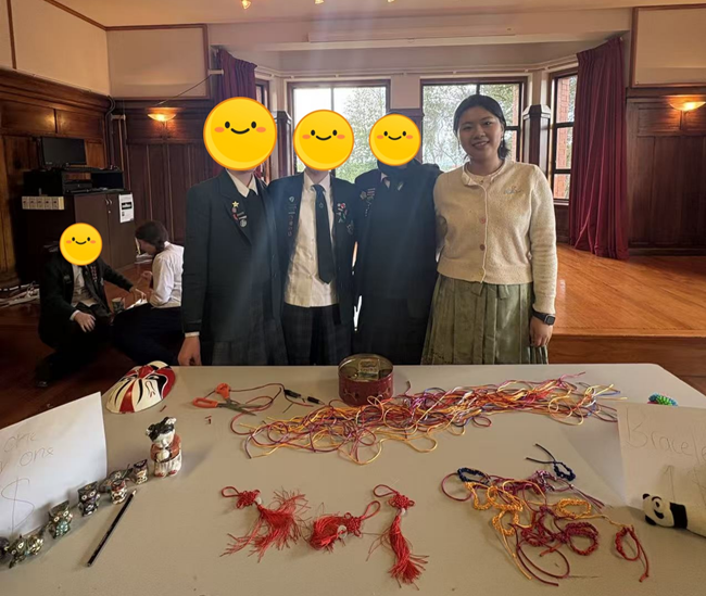 程咨硕与学生们参加学校多元文化节